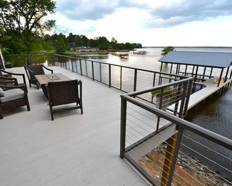 Fresh, Contemporary Lake House with Gourmet Kitchen and 2 Covered Boat Slips - Shreveport - Balcony