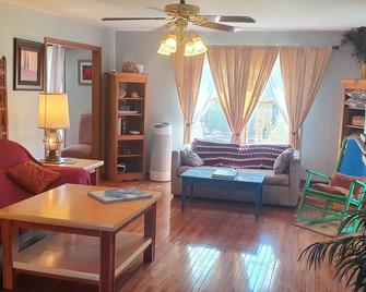 Beautiful Peaceful Rustic Setting For 12+, Driving Range, Pool - Cooperstown - Living room