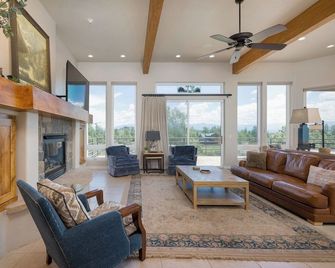 Remodeled, Hot Tub, Amazing Views, Great Location - Pagosa Springs - Living room