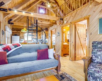 Quaint Dahlonega Cabin With Cavenders Cr - Dahlonega - Living room
