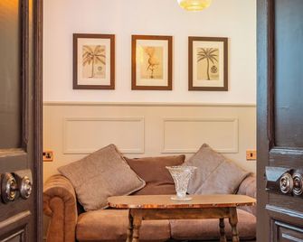 Woolpack Inn - Canterbury - Living room