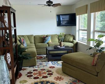 The Spot on Sproat Lake - Port Alberni - Living room