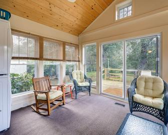 Peaceful Atlantic Cottage with Deck and Yard! - Sealevel - Living room