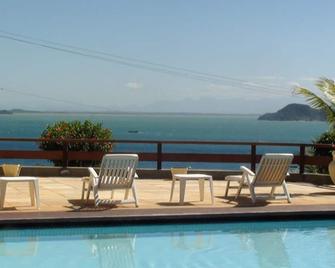 بارلافينتو سويتس - بوزيوس - حوض السباحة