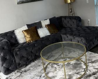 Luxury Lavish Apt. - Lithonia - Living room