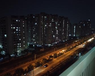 Entire 3 bedroom apartment with WiFI, air condition, attached multiple balconies - Greater Noida - Building
