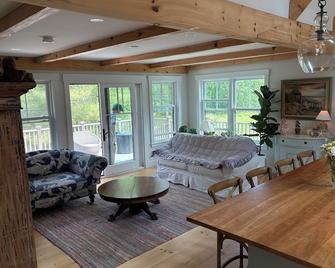 Now booking for 2025! Charming modern farmhouse in West Tisbury! - West Tisbury - Sala de estar