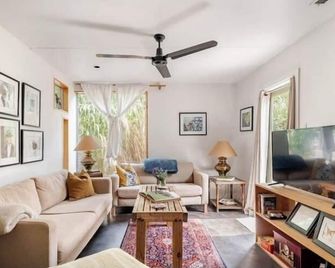 3/2 Mod Hideaway, Laid-Back Loft. Acl/ S Congress/ Downtown. Dog-Friendly - Austin - Living room