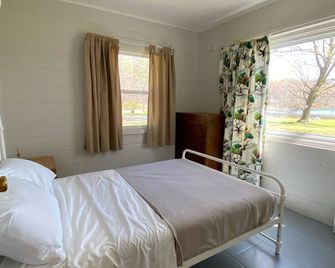 Fireside Cottage - Lakefront Cottages On Semi-private Lake, Beach, Boats, Fun! - Three Rivers - Bedroom