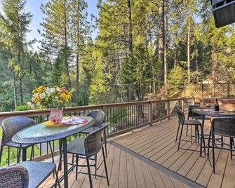 Near Vineyards: Cabin w/ Hot Tub in Pollock Pines! - Pollock Pines - Balcony