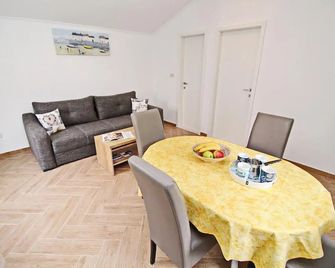 One Bedroom Apartment With Balcony And Sea View Crveni - Ston - Dining room