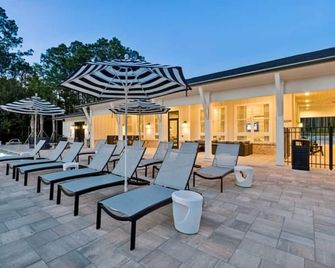 Resort Style Luxury 1st Floor ADA Accessible Apartment with Pool, Gym, and More! - Yulee - Binnenhof