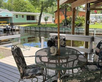 The Harley Hideaway, a tiny house on the Water - Astor - Patio