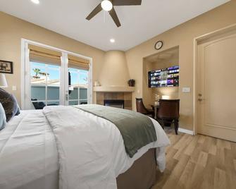 Legacy Villas Deluxe King Studio-Casita Near Main Pool Gym Spa Clubhouse - La Quinta - Bedroom