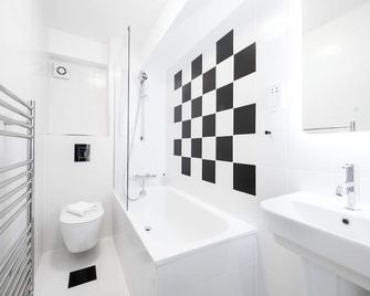 Americana Hotel - London - Bathroom