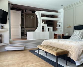 5-bedroom Maison d'Archi with superb views - Le Puy-Sainte-Réparade - Bedroom