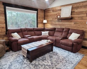Private Wooded Cabin w/ Hot Tub, Fire Pit. 5 minutes from Texas A&M - Navasota - Living room