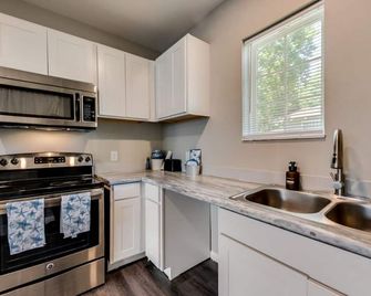 Charming 2-bedroom house in Fair Park Dallas - Dallas - Kitchen