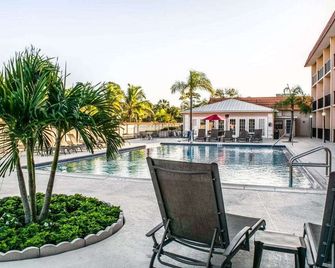 Baymont by Wyndham Bonita Springs Naples North - Bonita Springs - Piscina