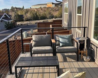 3-bedroom house iMadras with AC and fitness room. Close to Lake Billy Chinook - Madras - Balcón