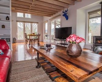 Abbys Cottages - Wandiligong - Living room