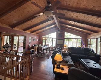 Beautiful Cabin Surrounded By Lake Views And Forest In The North Woods Of Wi - Solon Springs - Sala de estar