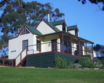Maple Ridge Cottages - Berrys Creek - Building