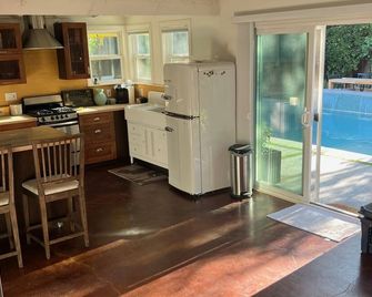 Downtown Vacaville 1 bedroom 1 bath Guest House - Vacaville - Kitchen