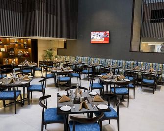 Royal Orchid Golden Suites Pune - פון - מסעדה