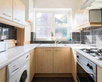 Airy Spacious Flat In The Heart Of Cosmopolitan West Didsbury - Manchester - Küche
