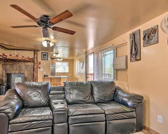 Cozy Home w/ Canyon Views: 2 Mi to Grand Staircase - Henrieville - Living room