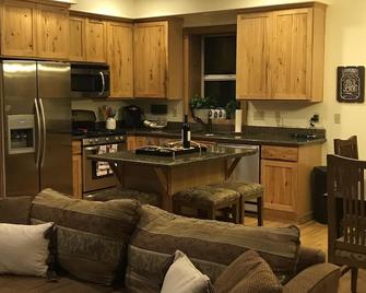 Conifer Cabin Vacation Rental at Snoqualmie Pass - Snoqualmie Pass - Cocina