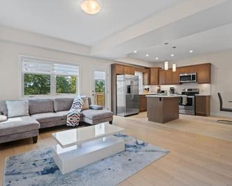 Beautiful Luxe Villa - Thorold - Living room