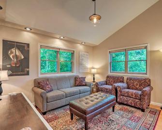Luxury lakefront apartment - and a pool! Pool open Memorial Day - Labor Day. - Seneca Falls - Soggiorno