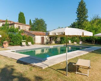 2-room apartment on the ground floor with air conditioning and garden - Asciano - Zwembad