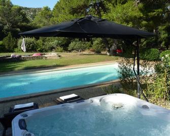 Cottage with Private Pool, Hot Tub and Peaceful Garden - Eygalières - Pool
