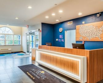 Microtel Inn & Suites by Wyndham Montgomery - מונטגומרי - דלפק קבלה