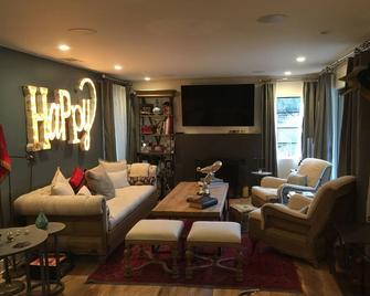 Get away from the craziness, relax and enjoy some warmer weather. - Calistoga - Living room