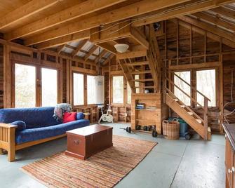 One of a kind! Basketball court, treehouse, hot tub! In Fine Homebuilding mag. - Sharbot Lake - Living room