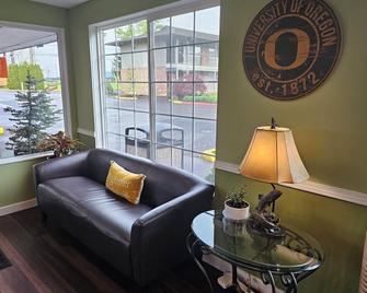 Village Inn - Springfield - Living room