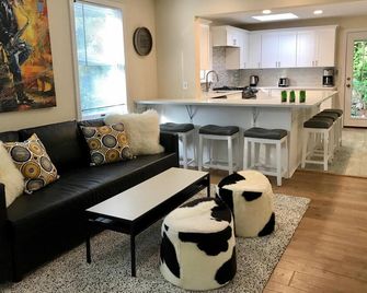 Einstein Lounge in Downtown - 2 BR w Loft and Fenced Yard - Princeton - Living room