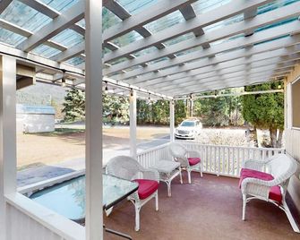 Lazy Dayz Cottage - Christina Lake - Terasa