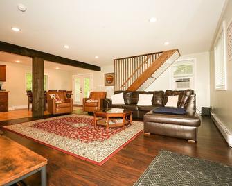 Cooperstown Hall Of Fame, Dreams Park Baseball, Ommegang #1 Location In The Area - Cooperstown - Living room