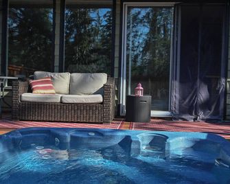 Auberge Kicking Horse Guest House - Golden - Pool