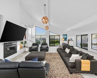 Private Gated 20 Acre Mountain Resort Breathtaking 360 Views Of Pacific Ocean - Upper Coomera - Living room