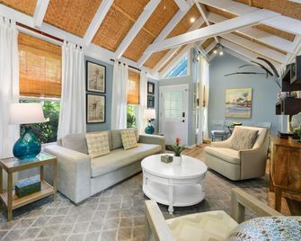 Ann Street Tranquility: A cozy and peaceful cottage - Key West - Living room