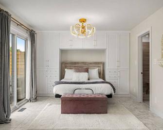The Lioness | Sauna | Steam Shower | Jacuzzi Bath - Red Deer - Bedroom