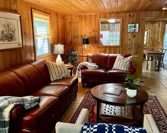 Rustic Pines - Woods, Water and Nature to Relax & Unwind. - Harrison - Living room