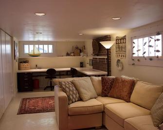 Charming & Cozy Character Home in Lovely Point Grey close to UBC and Downtown - Vancouver - Sala de estar