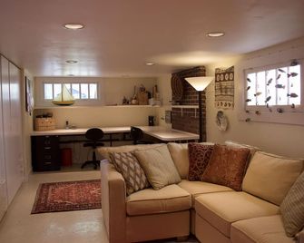 Charming & Cozy Character Home in Lovely Point Grey close to UBC and Downtown - ונקובר - סלון